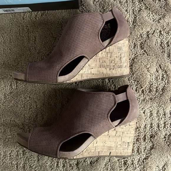 Life Stride Hinx wedge sandals. Mushroom Size 11 - Picture 2 of 7